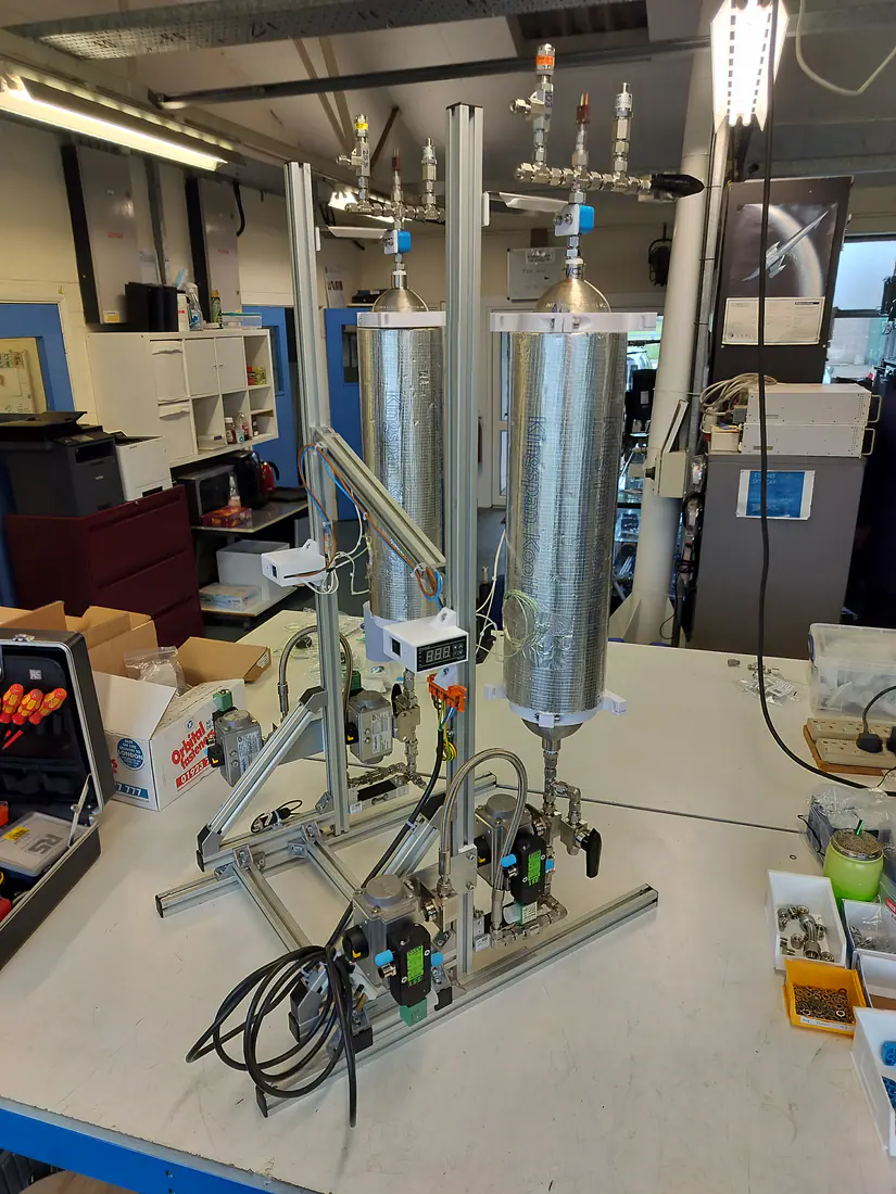 Twin-vessel self-pressurizing rocket engine test rig.