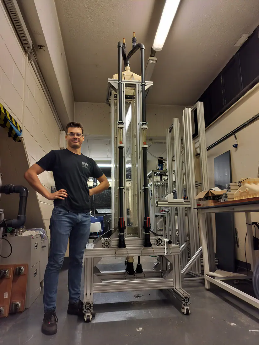 Differentially heated cavity test rig illuminated for particle tracking experiments