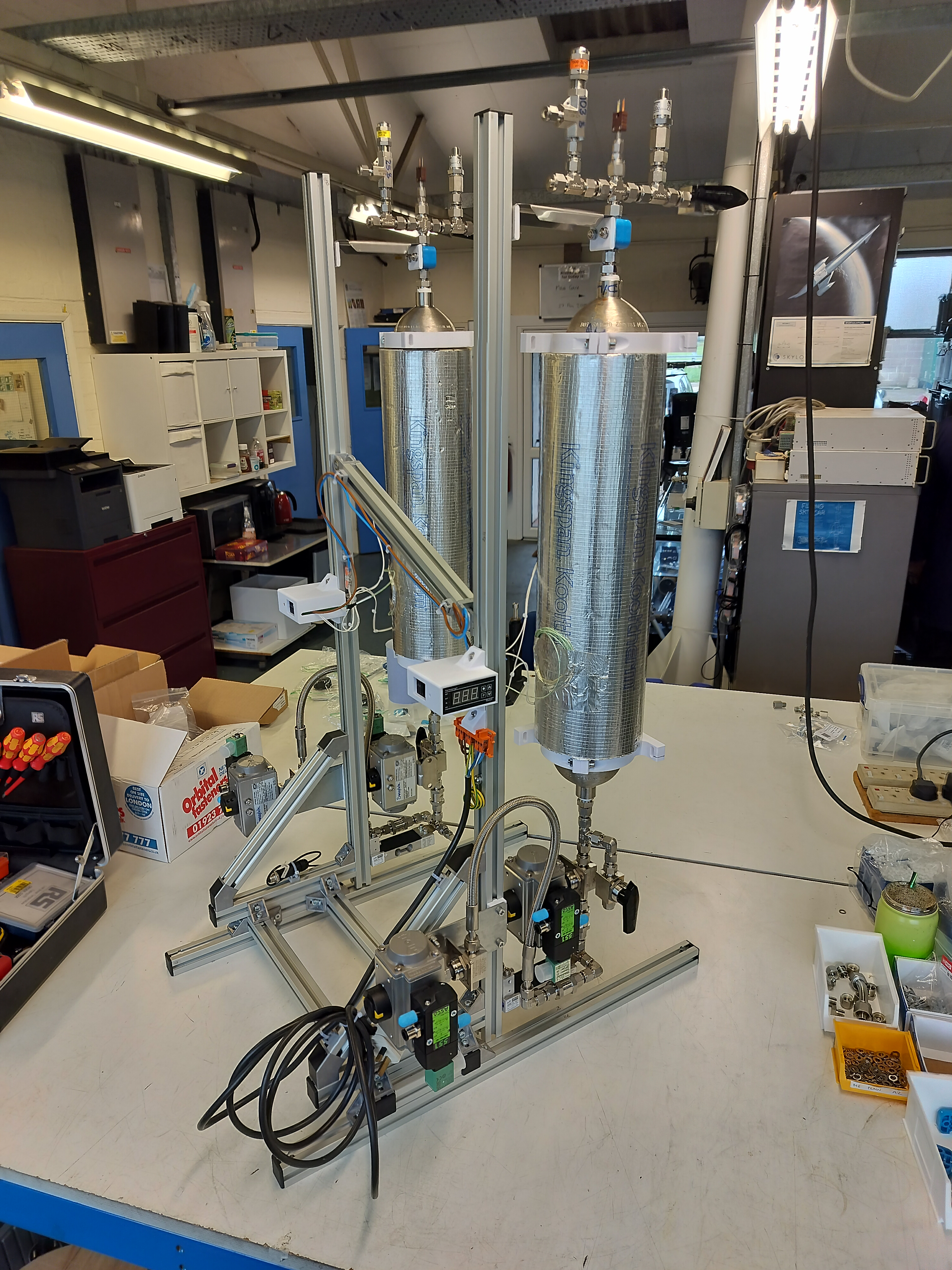 Twin-vessel self-pressurizing rocket engine test rig.